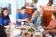 Ấm áp nghĩa tình những “Bữa cơm cùng Mẹ.” (Ảnh: Hồng Hiếu/TTXVN)