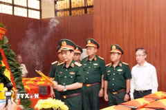 Đại tướng Phan Văn Giang dâng hương tại Nhà tưởng niệm quàn hài cốt các liệt sỹ mới tìm thấy tại công viên Lê Thị Riêng. (Ảnh: Xuân Khu/TTXVN)