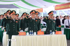 Đại tướng Phan Văn Giang, Ủy viên Bộ Chính trị, Phó Thủ tướng Chính phủ, Bộ trưởng Bộ Quốc phòng và Đại tướng Nguyễn Trọng Nghĩa, Ủy viên Bộ Chính trị, Bí thư Trung ương Đảng, Ủy viên Thường vụ Quân ủy Trung ương, Chủ nhiệm Tổng cục Chính trị Quân đội nhân dân Việt Nam tham dự buổi lễ. (Ảnh: Nhật Bình/TTXVN)