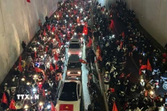 Khu vực hầm Kim Liên đông nghịt người ăn mừng chiến thắng của U23 Việt Nam. (Ảnh: Quốc Khánh/TTXVN)