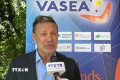 Ông Andrew Goledzinowski trả lời phỏng vấn của phóng viên TTXVN tại Australia. (Ảnh: Thanh Tú/TTXVN)