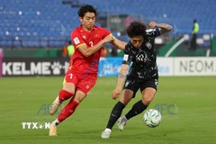 Nỗ lực đi bóng của Đình Bắc (số 7) U23 Việt Nam. (Nguồn AFC/TTXVN)