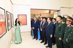Các đại biểu tham quan triển lãm. (Ảnh: Mạnh Minh/TTXVN)