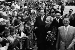 Lãnh đạo Đảng, Nhà nước Ba Lan cùng đông đảo người dân thủ đô Warsaw nồng nhiệt chào đón Chủ tịch Hồ Chí Minh thăm chính thức Ba Lan, ngày 21/7/1957. (Ảnh: TTXVN)