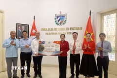 Trao tượng trưng khoản hỗ trợ nhân dân Cuba nhân dịp kỷ niệm 100 năm Ngày sinh Lãnh tụ Fidel Castro Ruz (13/8/1926-13/8/2026). (Ảnh: Hạnh Quyên/TTXVN)