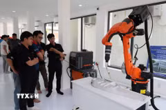 Thử nghiệm robot công nghiệp tại Trung tâm Đào tạo, Nghiên cứu và Phát triển Ứng dụng Robot Công nghiệp và Trí tuệ nhân tạo (Trường Đại học Bách khoa-Đại học Đà Nẵng). (Ảnh: Khoa Chương/TTXVN)
