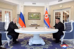 Tổng thống Nga Vladimir Putin (trái) và nhà lãnh đạo Triều Tiên Kim Jong-un ký hiệp ước về quan hệ Đối tác Chiến lược Toàn diện giữa hai nước ngày 19/6/2024. (Ảnh: Yonhap/TTXVN)