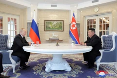 Tổng thống Nga Vladimir Putin (trái) và nhà lãnh đạo Triều Tiên Kim Jong-un ký hiệp ước về quan hệ Đối tác Chiến lược Toàn diện giữa hai nước ngày 19/6/2024. (Ảnh: Yonhap/TTXVN)