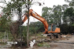 Cưỡng chế vi phạm đất đai. (Ảnh minh họa: Hoàng Hùng/TTXVN)