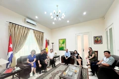 Đoàn làm phim làm việc với Đại sứ quán Cuba tại Việt Nam. (Ảnh: Đài Truyền hình Việt Nam cung cấp)