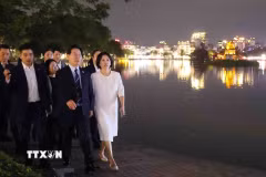 Tổng thống Hàn Quốc Lee Jae Myung và Phu nhân Kim Hae Kyung đã có những phút giây thư giãn bên hồ Hoàn Kiếm. (Ảnh: Phạm Kiên/TTXVN)