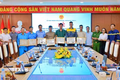 Ủy ban Nhân dân phường Buôn Ma Thuột, tỉnh Đắk Lắk khen thưởng đột xuất 10 tập thể, cá nhân dũng cảm hỗ trợ chữa cháy khống chế đám cháy lớn xảy ra trên địa bàn vào tối 19/6/2026. (Ảnh: TTXVN phát)