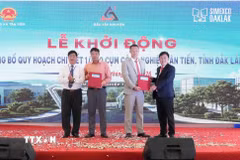 Ủy ban Nhân dân tỉnh trao Quyết định thành lập Cụm công nghiệp Tân Tiến cho chủ đầu tư Dự án. (Ảnh: Ngọc Minh/TTXVN)
