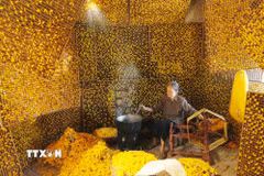 Dưới bàn tay điêu luyện của người thợ lành nghề, từng sợi tơ được chăm chút tỉ mỉ để tạo nên những thước vải đạt tiêu chuẩn xuất khẩu tại Hợp tác xã. (Ảnh: Hải Yến/TTXVN)