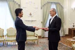 Đại sứ Việt Nam tại Iran Nguyễn Lương Ngọc trình Thư ủy nhiệm lên Tổng thống Iran Masoud Pezeshkian. (Ảnh: TTXVN phát)