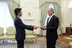 Đại sứ Việt Nam tại Iran Nguyễn Lương Ngọc trình Thư ủy nhiệm lên Tổng thống Iran Masoud Pezeshkian. (Ảnh: TTXVN phát)