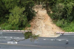 Đoạn sạt lở trên đèo Prenn gần khu vực cầu Đatanla xảy ra sáng 17/11. (Ảnh: Nguyễn Dũng/TTXVN)