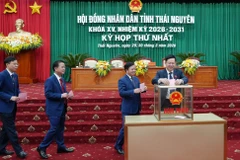Các đại biểu Hội đồng Nhân dân tỉnh thực hiện quy trình bầu cử tại Kỳ họp. (Ảnh: Hoàng Nguyên/TTXVN)