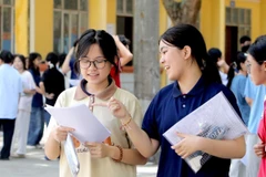 Thí sinh ở Vĩnh Phúc trao đổi về kết quả làm bài thi môn Toán. (Ảnh: Hoàng Hùng/TTXVN)