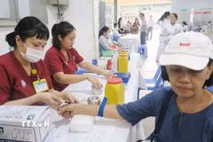 Khám sức khỏe miễn phí cho người dân tại Trạm Y tế phường Chợ Lớn. (Ảnh: Đinh Hằng/TTXVN)