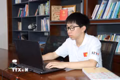 Em Thái Văn Gia Kiên bên góc học tập tại nhà. (Ảnh: Hoàng Ngà/TTXVN)