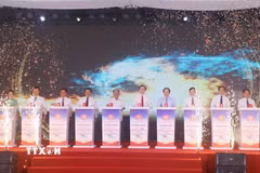 Ông Đoàn Minh Huấn, Ủy viên Bộ Chính trị, Giám đốc Học viện Chính trị Quốc gia Hồ Chí Minh cùng các đại biểu phát lệnh khởi công dự án. (Ảnh: Trịnh Duy Hưng/TTXVN)