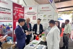 Tham tán Thương mại Đại sứ quán Việt Nam tại Ấn Độ, ông Bùi Trung Thướng (thứ nhất bên trái) và Lãnh sự Danh dự Việt Nam tại Bangalore - ông N. Srinivasa Murthy tham quan gian hàng Việt Nam. (Ảnh do Thương vụ Việt Nam cung cấp/TTXVN phát)