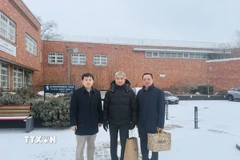 Đại sứ Nguyễn Đắc Thành thăm trại giam giữ thanh thiếu niên tại Berlin. (Ảnh: Thu Hằng/TTXVN)