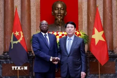 Chủ tịch nước Lương Cường tiếp Đại sứ Cộng hoà Angola Fernando Miguel đến trình Quốc thư, nhận nhiệm vụ tại Việt Nam (24/4/2025). (Ảnh: Lâm Khánh/TTXVN)