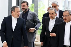 Phái đoàn của Iran, do Ngoại trưởng Abbas Araqchi (trái) dẫn đầu, tới vòng đàm phán thứ 5 với phái đoàn Mỹ tại Đại sứ quán Oman ở Rome, Italy ngày 23/5/2025. (Ảnh: IRNA/TTXVN)