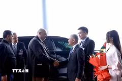 Phó Chủ nhiệm Ủy ban Quốc phòng, An ninh và Đối ngoại của Quốc hội Đôn Tuấn Phong đón Chủ tịch Hạ viện Jordan Mazen Turki El Qadi tại Sân bay quốc tế Nội Bài. (Ảnh: Tuấn Anh/TTXVN)