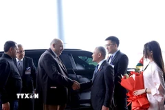 Phó Chủ nhiệm Ủy ban Quốc phòng, An ninh và Đối ngoại của Quốc hội Đôn Tuấn Phong đón Chủ tịch Hạ viện Jordan Mazen Turki El Qadi tại Sân bay quốc tế Nội Bài. (Ảnh: Tuấn Anh/TTXVN)