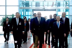 Chủ tịch Hạ viện Jordan Mazen Turki El Qadi đến Hà Nội, bắt đầu thăm chính thức Việt Nam. (Ảnh: Tuấn Anh/TTXVN)