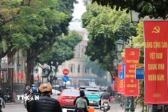 Hà Nội trang hoàng nổi bật với pano, khẩu hiệu, cờ Tổ quốc và băngrôn cổ động lan tỏa không khí trang trọng chào mừng 96 năm Ngày thành lập Đảng. (Ảnh: Lê Đông/TTXVN)