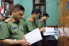 Lực lượng Công an kiểm tra, thu giữ nhiều tài liệu, sổ sách và chứng cứ tại Đền Công đồng Bắc Lệ (tỉnh Lạng Sơn). (Ảnh: TTXVN phát)