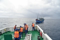 Tàu 369, Bộ Tư lệnh Vùng Cảnh sát biển 2 tiếp cận, lai dắt tàu cá PY 91243TS.