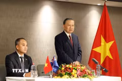 Tổng Bí thư, Chủ tịch nước Tô Lâm nói chuyện với cán bộ, nhân viên Đại sứ quán Việt Nam tại New Zealand. (Ảnh: Thống Nhất/TTXVN)