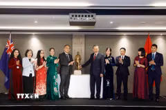 Tổng Bí thư, Chủ tịch nước Tô Lâm tặng bức tượng Chủ tịch Hồ Chí Minh cho Đại sứ quán Việt Nam tại New Zealand. (Ảnh: Thống Nhất/TTXVN)