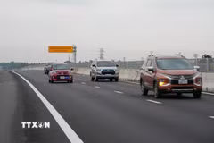 Phương tiện di chuyển trên cao tốc Biên Hòa-Vũng Tàu. (Ảnh: Công Phong/TTXVN)