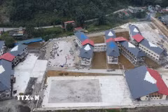 Trường Phổ thông nội trú Tiểu học và Trung học cơ sở Mường Khương đang hoàn thiện những hạng mục cuối cùng, sẵn sàng đón học sinh trong năm học mới. (Ảnh: Hương Thu/TTXVN)