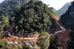 Con đường dài gần 3km từ thôn Làng Đăm, xã Vạn Linh vào khu dân cư Lân Nóng, thôn Loi, xã Cai Kinh, tỉnh Lạng Sơn uốn khúc quanh sườn núi. (Ảnh: Văn Đạt/TTXVN)