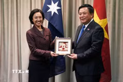 GS.TS Nguyễn Xuân Thắng tặng quà lưu niệm cho đại diện Trường Quản trị Australia và New Zealand. (Ảnh: Diệu Linh/TTXVN)