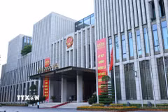Treo cờ rủ tại Tòa nhà Quốc hội trong ngày Quốc tang đồng chí Chủ tịch Quốc hội Lào Xaysomphone Phomvihane. (Ảnh: Minh Đức/TTXVN)