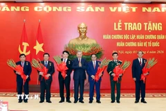 Tổng Bí thư Tô Lâm trao tặng Huân chương Độc lập hạng Nhất cho đồng chí Phạm Minh Chính, Ủy viên Bộ Chính trị khóa XIII, Thủ tướng Chính phủ và Huân chương Quân công hạng Nhất cho các đồng chí: Đại tướng Lương Cường, Ủy viên Bộ Chính trị khóa XIII, Chủ tịch nước; Đại tướng Phan Văn Giang, Ủy viên Bộ Chính trị, Phó Bí thư Quân ủy Trung ương, Bộ trưởng Bộ Quốc phòng; Nguyễn Xuân Thắng, Ủy viên Bộ Chính trị khóa XIII, nguyên Giám đốc Học viện Chính trị quốc gia Hồ Chí Minh, Chủ tịch Hội đồng Lý luận Trung ương; Thượng tướng Trần Quang Phương, Ủy viên Trung ương Đảng khóa XIII, Phó Chủ tịch Quốc hội; Nguyễn Chí Dũng, Ủy viên Trung ương Đảng khóa XIII, Phó Thủ tướng Chính phủ. (Ảnh: Thống Nhất/TTXVN)
