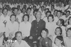 Chủ tịch Hồ Chí Minh với các đại biểu dự Đại hội đại biểu toàn quốc Hội Nhà báo Việt Nam lần thứ III (3/1962). (Ảnh: TTXVN)