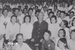 Chủ tịch Hồ Chí Minh với các đại biểu dự Đại hội đại biểu toàn quốc Hội Nhà báo Việt Nam lần thứ III (3/1962). (Ảnh: TTXVN)