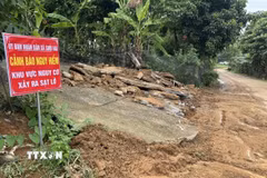 Chính quyền xã Suối Hai đã tiến hành thu dọn đất đá sạt lở từ trên núi và đặt biển cảnh báo tại thôn 9, xóm Xẩm. (Ảnh: Quốc Lũy/TTXVN)