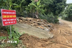 Chính quyền xã Suối Hai đã tiến hành thu dọn đất đá sạt lở từ trên núi và đặt biển cảnh báo tại thôn 9, xóm Xẩm. (Ảnh: Quốc Lũy/TTXVN)