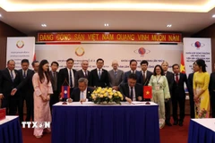 Ký kết biên bản khóa họp song phương giữa Viện Hàn lâm Khoa học và Công nghệ Việt Nam và Bộ Công nghệ và Truyền thông Lào. (Ảnh: Tiến Lực/TTXVN)