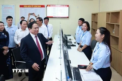 Thủ tướng Phạm Minh Chính thăm Trung tâm phục vụ hành chính công phường Hồng An, thành phố Hải Phòng. (Ảnh: Dương Giang/TTXVN)